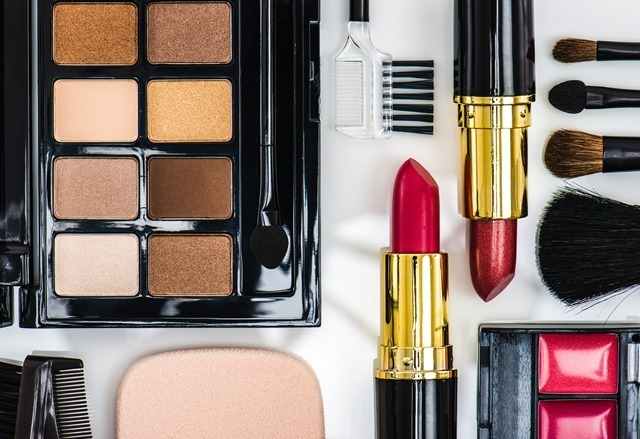 コスメ、コンタクトレンズ、アロマ系商品を扱います。