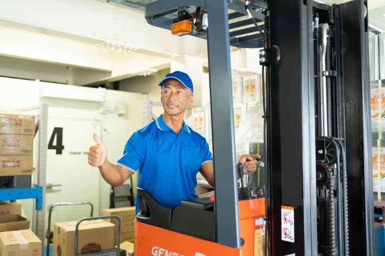 リーチフォークを使用しての荷物をトラックバースへ運搬するだけ！フォークリフト経験・資格を活かして安定勤務！