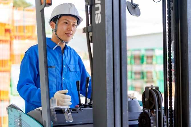 リーチフォークで洋服などの入出荷作業！フォークリフト経験のある方歓迎します！