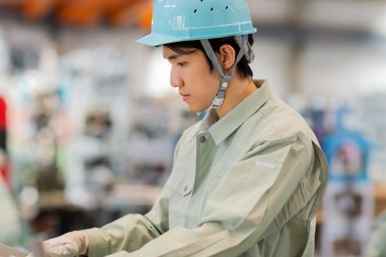 作業自体は簡単ですが多少重たい場合があります。男性活躍中！