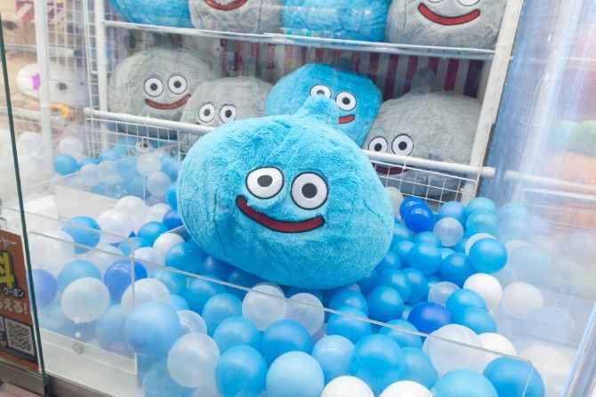 大人気のクレーンゲームの景品を扱います。例えば、ぬいぐるみやフィギュア、雑貨など。