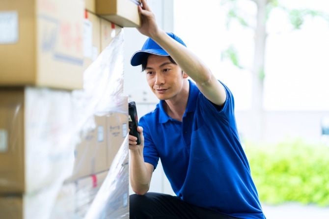 入荷した商品や出荷する商品を検品するお仕事がメインになります。とても簡単なので未経験の方もスグにできるようになります★
