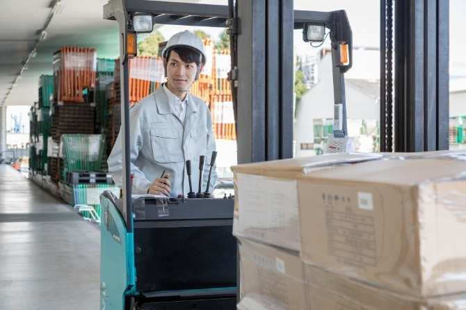 入荷した商品をセッティングしたり、移動したりするシンプルなお仕事！