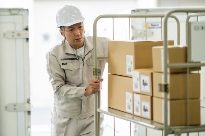 仕分けした商品は カゴ台車のまま出荷エリアまで運びます。