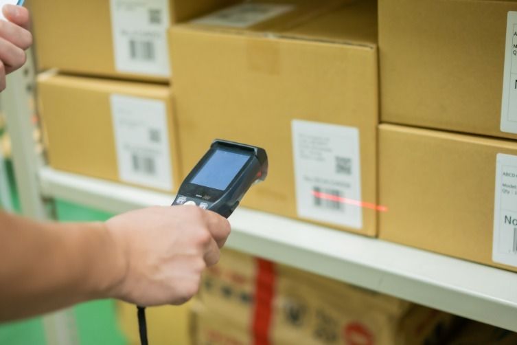 指示書を確認し、専用の機械（ハンディ端末）で ピッとして、棚から商品を取り集めます☆