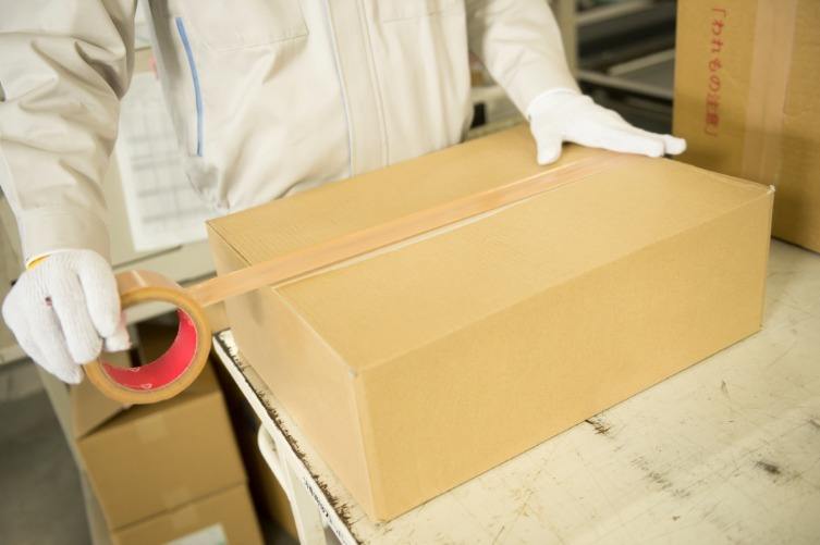 梱包作業は丁寧に！化粧水などはワレモノなので大切に扱います。モクモクとできるお仕事です。