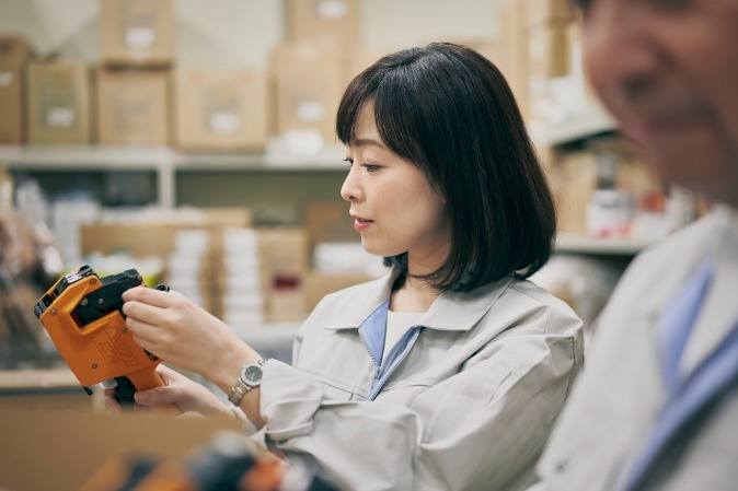 日本語の製造年月日シールを貼っていきます。難しい作業は一切なし！未経験大歓迎の軽作業です♪