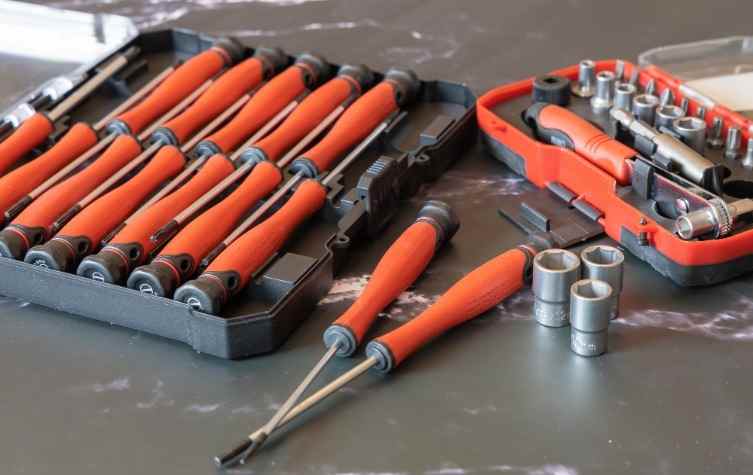 ホームセンターなどで扱う、ドライバーやペンチなどの工具類を扱います。