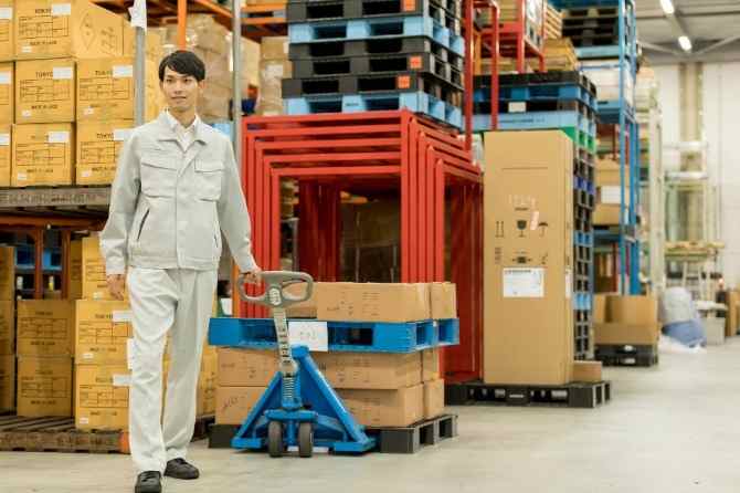 基本的に商品はハンドフォークで運びます。少ない力で運べるからラクラクです☆