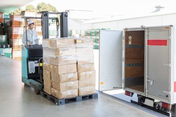 リーチフォークで商品の入出庫をします。フォークリフト業務のブランクある方も大歓迎