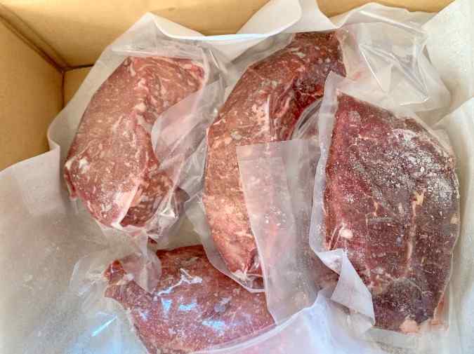 ハム・ソーセージ・チキンなどに 使用されるお肉を扱います。 すべてケース単位で扱います。 商品は平均13㎏・最大で20㎏なので、 多少力が必要です。