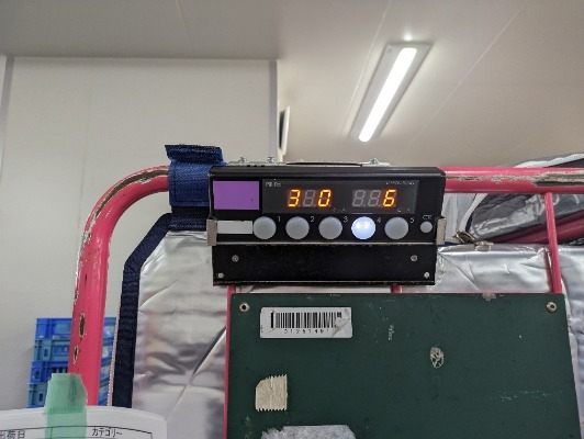 デジタル表示板を見ながら、 配送先店舗ごとのカゴ台車に 指定数の商品をドンドン入れていくだけ！