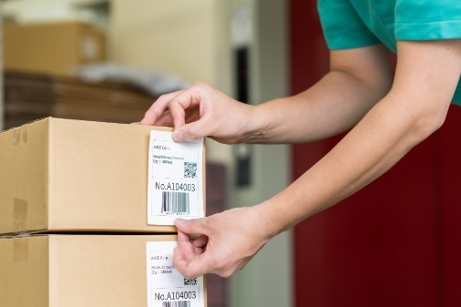商品を積み替えたら、ラベルを貼って出荷します。