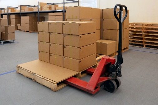 パレットに仕分けした商品はハンドフォークで運びます。