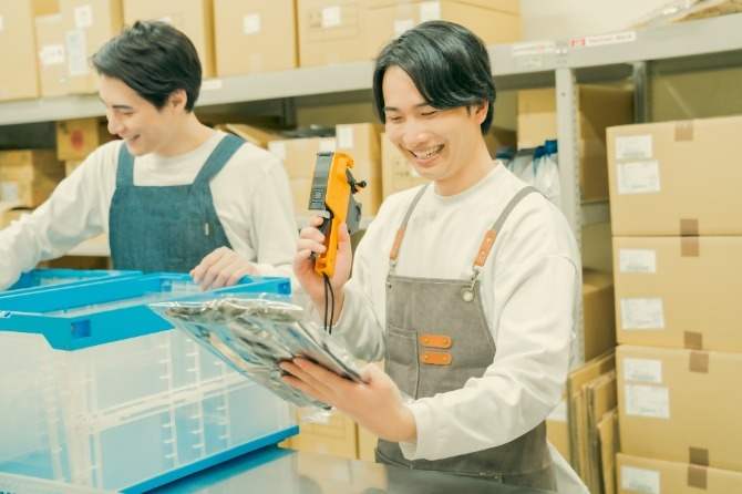 商品に破損や汚れなどの不具合がないかを検品します！仕事の進め方は丁寧にレクチャーします！