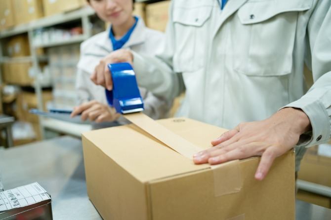 商品が傷つかないように、丁寧に梱包します。