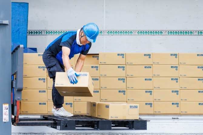 手作業での棚からパレットへの積み替えや、 パレットへの積み付けなどが多少あります。