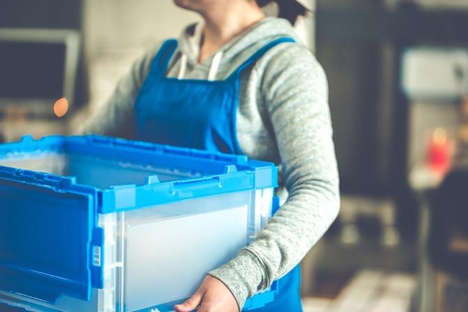 集めてきた商品は専用の箱に仕分けして、 配送車別に出荷準備をします。
