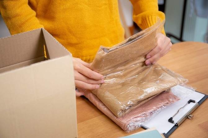 商品が傷つかないように、 緩衝材を入れながら 丁寧に梱包します。