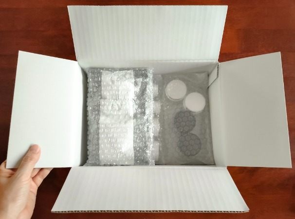 商品が傷つかないように、 緩衝材を入れながら 丁寧に梱包します。