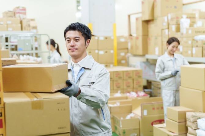 集めたパーツ部品を箱詰めします