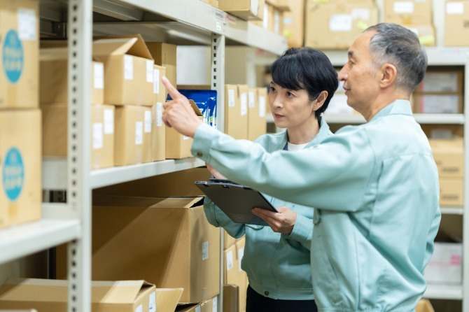 男女フリーター幅広い年齢層の方が活躍中です！充実した設備のある倉庫で快適にお仕事♪