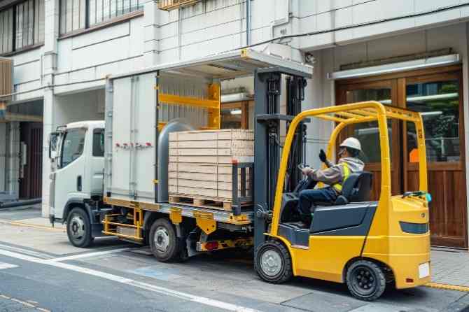 手作業はほどんどありません。ほぼフォークリフトに乗りっぱなしです！