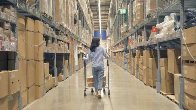 ピッキングは台車を使うので安心です ！モクモクとできるお仕事◎