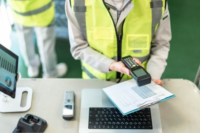 ピッキングはハンディ端末でバーコードを読み取ります。指定の棚に商品を取りに行きます！