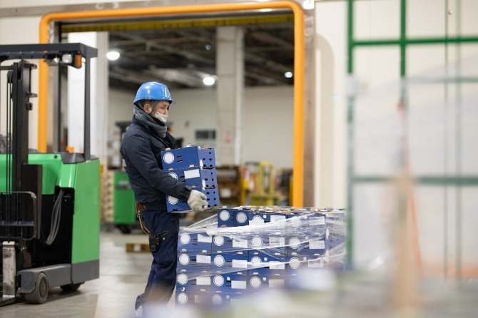 検品などの手作業も3割程度あります。長い距離を運んだりはしないのでご安心ください。