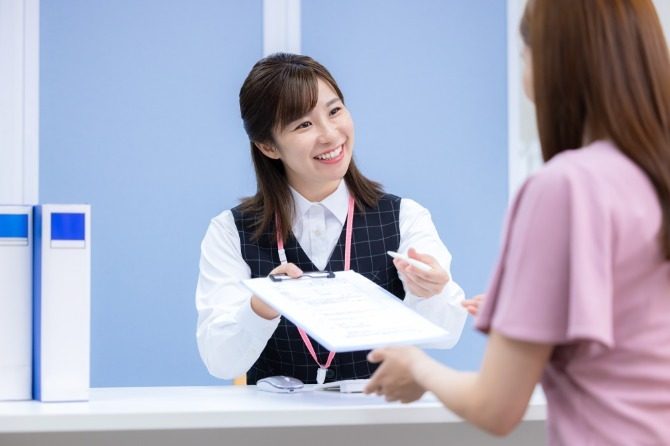 社内・社外からの電話対応をします。 　基本的には担当者へ取り次げばOKです！