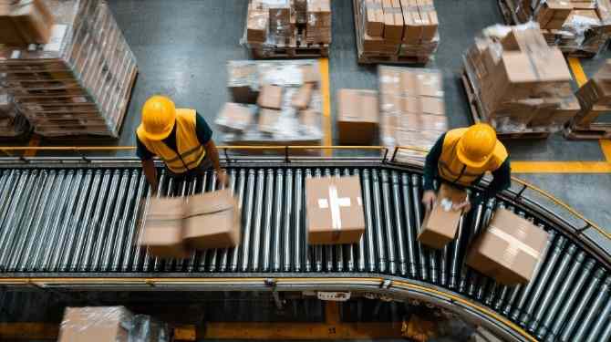 手作業のお仕事もあります！商品（ケース）をベルトコンベアに乗せるだけ！