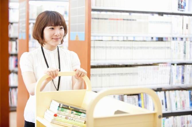 書籍を棚から集めます。 台車を押しながら集めていくのでラクラクです♪