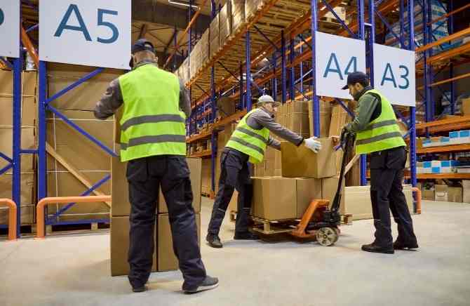 5〜6名のチームで協力しながらお仕事を進めます！しっかり体を動かして働きたい方にゼヒ★