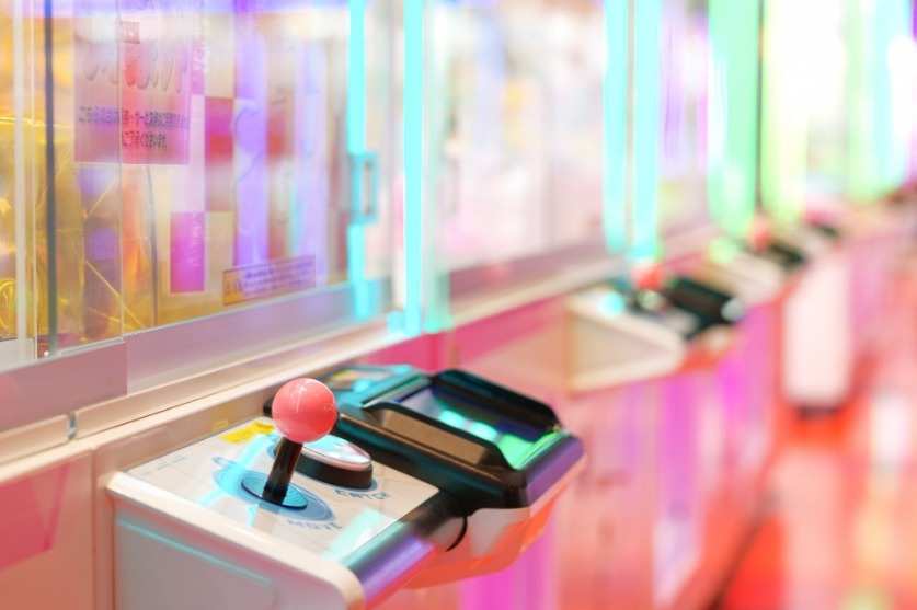 大人気のクレーンゲームの景品を扱います。例えば、ぬいぐるみやフィギュア、雑貨など。