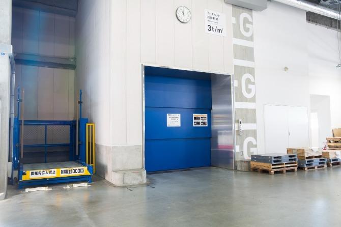 エレベーターに商品を載せる作業がメインになります。フォークリフト経験を活かして働きたい！方必見☆