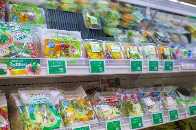コンビニ向けのサラダや調味料等を扱います。一人で持てないような極端に重たい物はありません！
