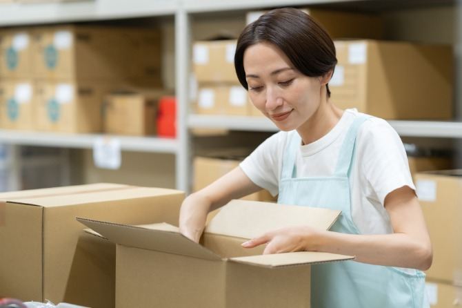 商品を小分けにして梱包して出荷します。