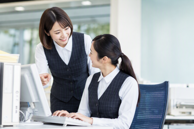 頼りになる先輩がそばにいますので、分からないことはスグに確認できて安心です！